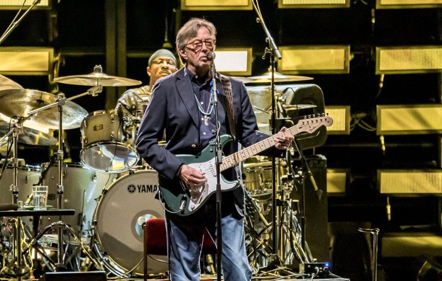 Eric Clapton interrompt son concert à Madrid après un vinyle en pleine poitrine.