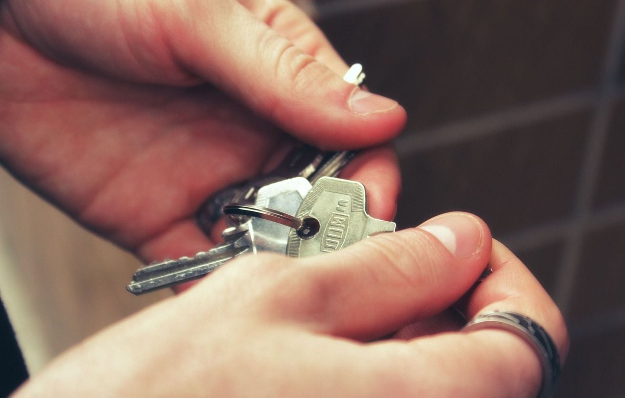 Espagne : Une agente immobilière meurt après une chute en visite.