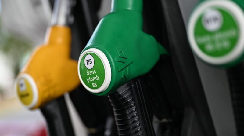 Essence : Le prix du sans-plomb atteint un record en France.