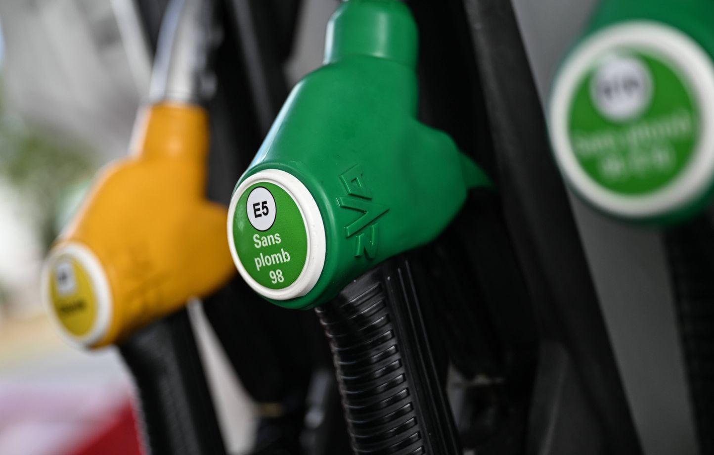 Essence : Le prix du sans-plomb atteint un record en France.