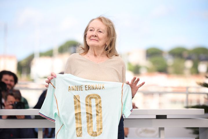 L'écrivaine française Annie Ernaux tient un t-shirt avec son nom dessus alors qu'elle pose lors d'un photocall du film « Mémoire de fille » lors de la 79e édition du Festival de Cannes à Cannes, dans le sud de la France, le 17 mai 2026.
