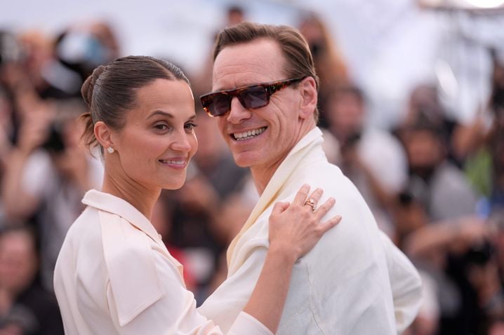 Alicia Vikander, à gauche, et Michael Fassbender posent pour les photographes lors de l'appel photo pour le film « Hope » lors du 79e festival international du film de Cannes, dans le sud de la France, le lundi 18 mai 2026. (Photo AP/John Locher) /LMT347/26138448957406/051026132833/2605181430