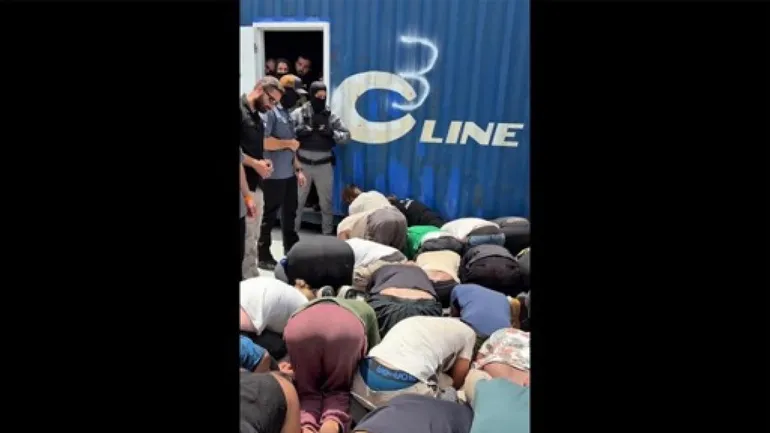 Cette capture d’écran, tirée d’une vidéo publiée le 20 mai 2026 sur le compte X du ministre israélien de la Sécurité nationale, Itamar Ben Gvir, montre des dizaines de militants détenus, membres de la flottille humanitaire à destination de Gaza, à genoux,