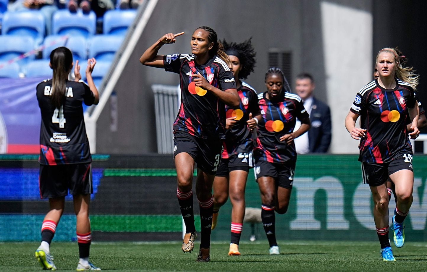 Football féminin : « Une nouvelle ère pour rattraper le retard » avec une convention collective pour les pros