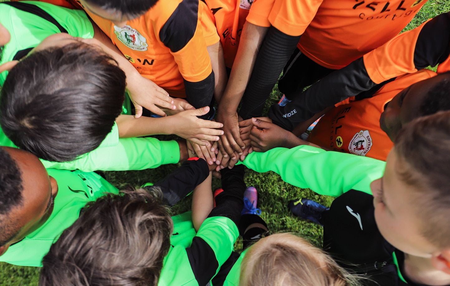 Football : Un enfant de 9 ans agressé par ses adversaires, injures racistes en ligne