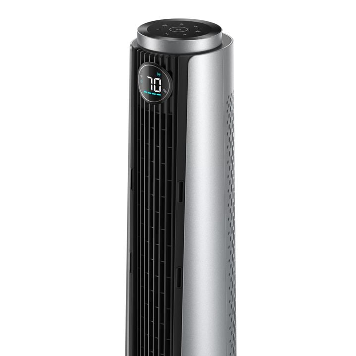 Du haut de son 1,10 mètre, le ventilateur brumisateur Dreo 765S vous rafraîchit.