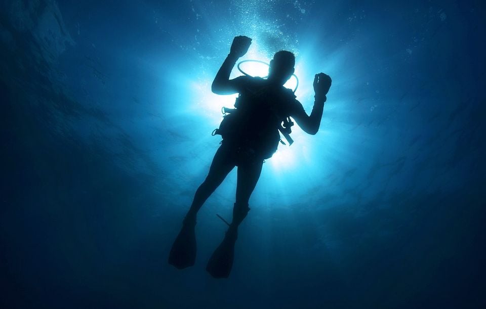 Grèce : Un candidat perd une jambe dans un accident de bateau pendant un tournage