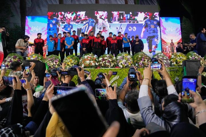 Les joueurs de l'équipe nationale de football d'Iran accueillis par des supporters lors d'un rassemblement progouvernemental en soutien à l'équipe iranienne de Coupe du monde avant leur départ pour l'entraînement et les matches amicaux en Turquie, à Téhéran le 13 mai 2026.