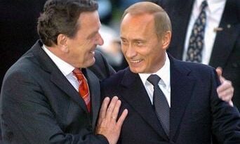 Guerre en Ukraine : amitié retrouvée entre Poutine et Schröder, cessez-le-feu violé