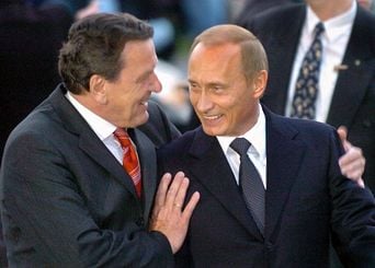 Guerre en Ukraine : amitié retrouvée entre Poutine et Schröder, cessez-le-feu violé