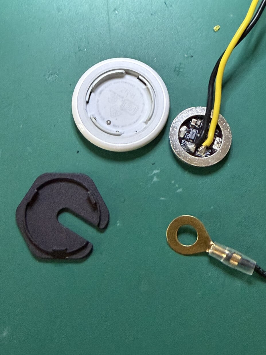 Il utilise un AirTag avec la batterie 12V de sa voiture comme antivol.