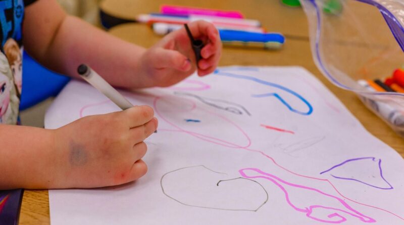 « Ils sont heureux de les voir exposés » : l'avenir des dessins d'enfants.