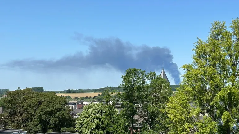 Incendie en cours Tubize le 25 mai 2026, vu depuis Nivelles