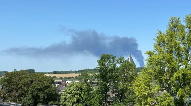 Incendie à Tubize : écoles et crèches fermées mardi, riverains relogés