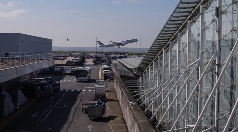 Incendie impressionnant près de l'aéroport CDG à Roissy