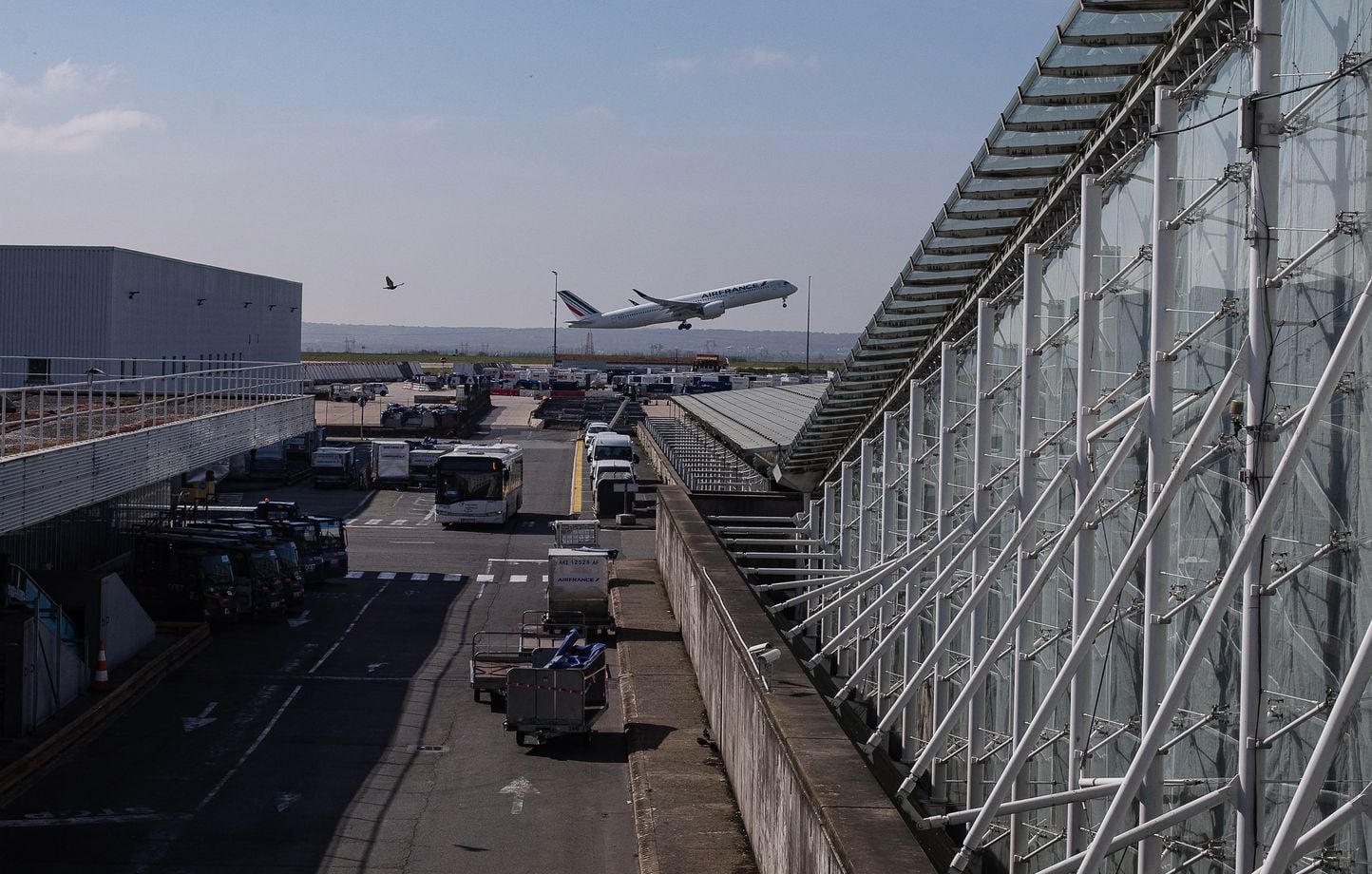Incendie impressionnant près de l'aéroport CDG à Roissy