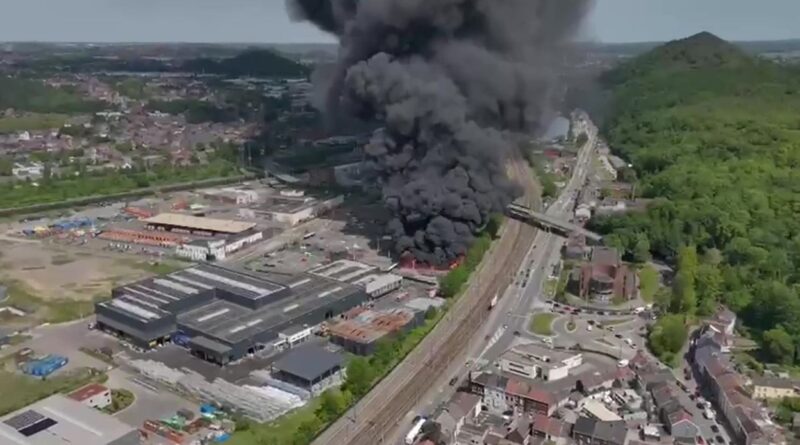 Incendie maîtrisé à Couillet : calfeutrement confirmé jusqu'à nouvel ordre.