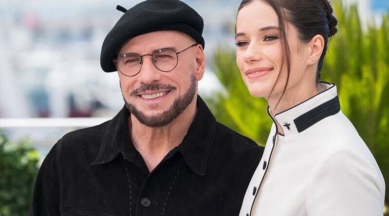 John Travolta présente son look bérêt qui a fait sensation à Cannes