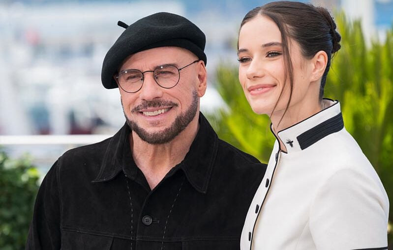 John Travolta présente son look bérêt qui a fait sensation à Cannes