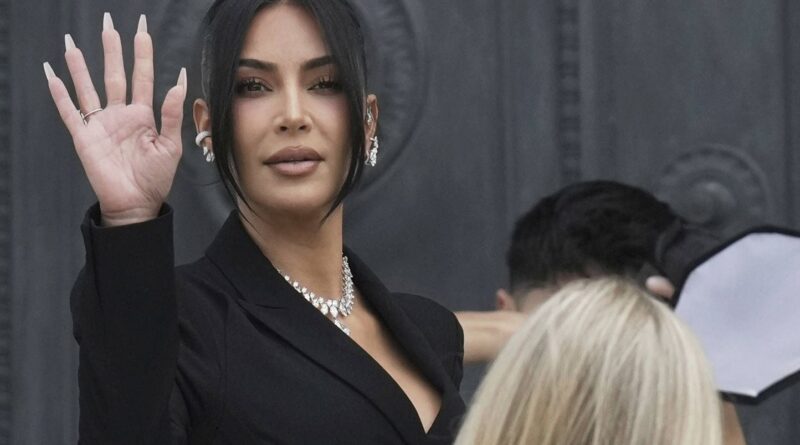 Kim Kardashian paie la caution d’un homme suspecté de meurtre aux États-Unis.