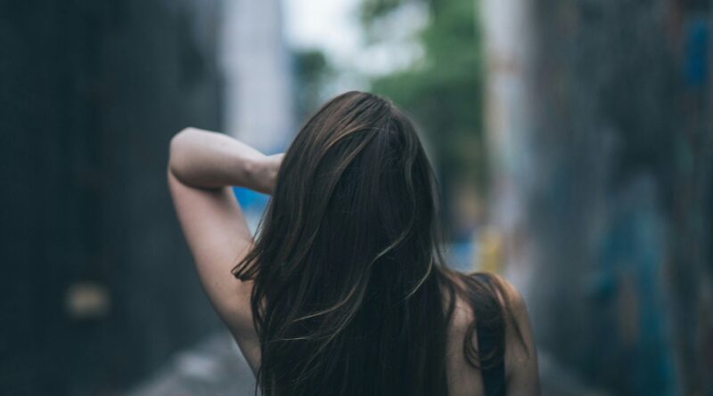« La chevelure, symbole des luttes féminines, selon la société »