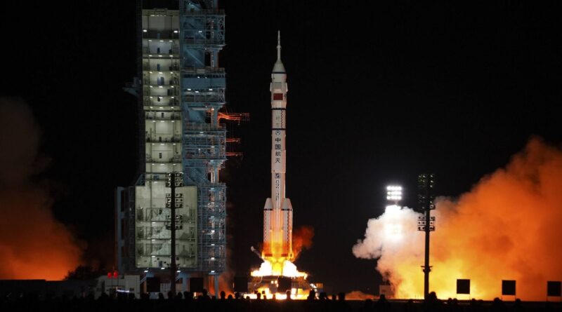 La Chine envoie un astronaute dans l'espace pour un an.