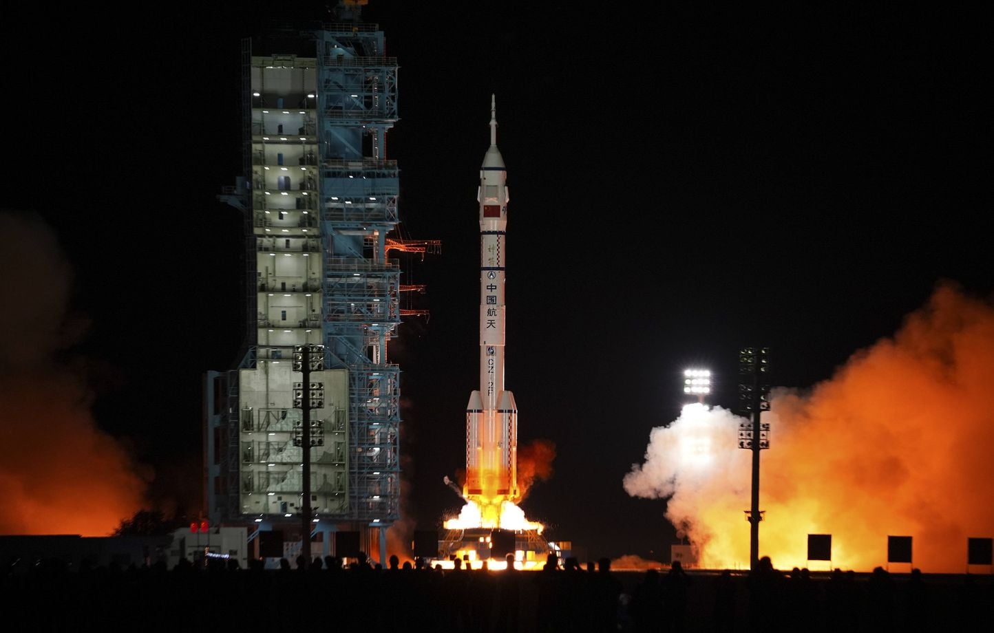 La Chine envoie un astronaute dans l'espace pour un an.