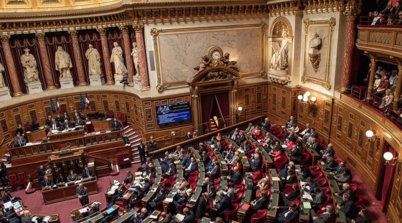 « La durée des vacances des sénateurs contestée : trois mois l’été ? »
