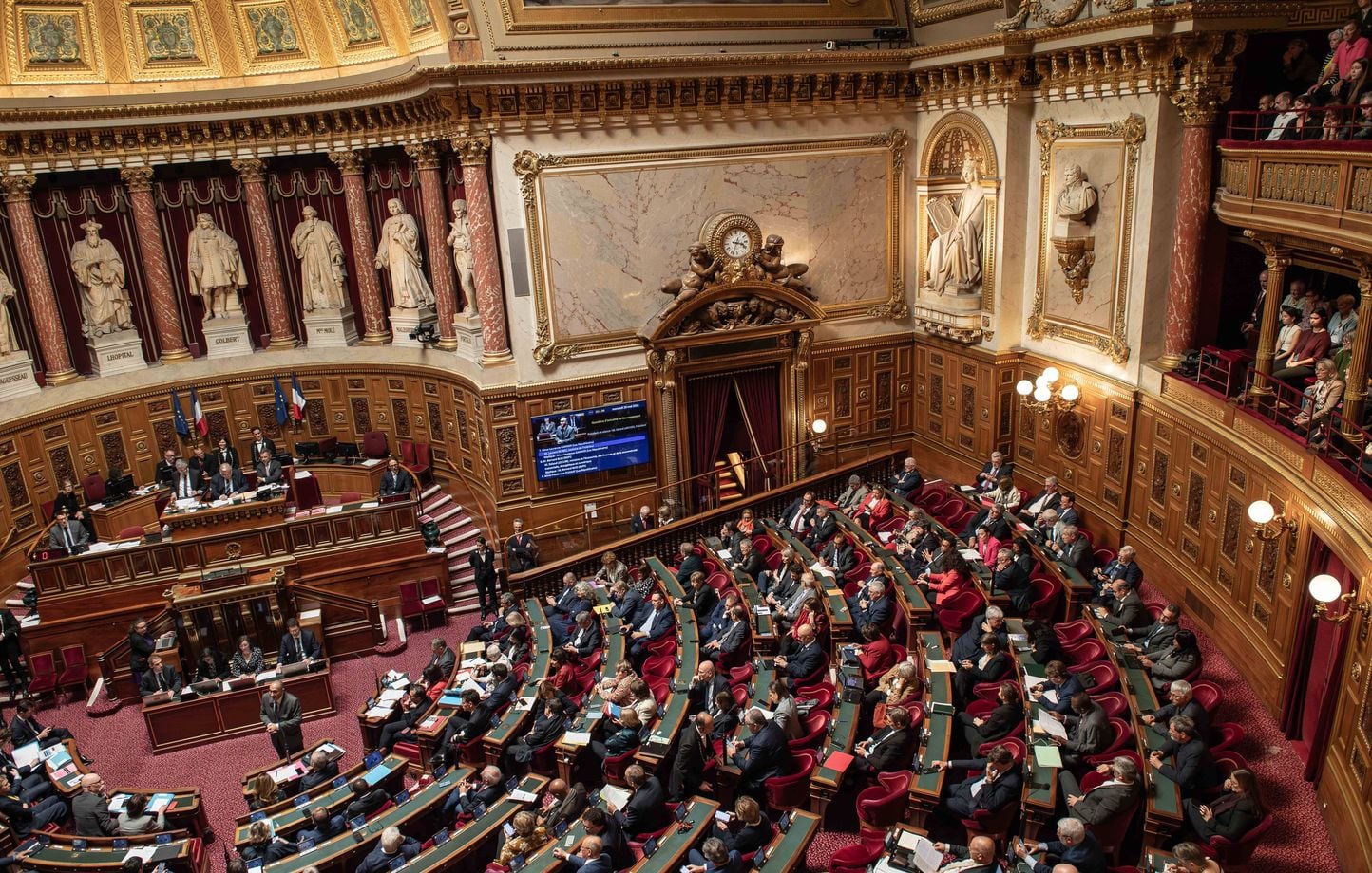 « La durée des vacances des sénateurs contestée : trois mois l’été ? »