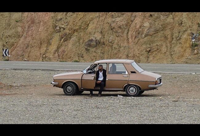 La mère et la Renault 12 effectuent leur voyage entre la France et le Maroc.