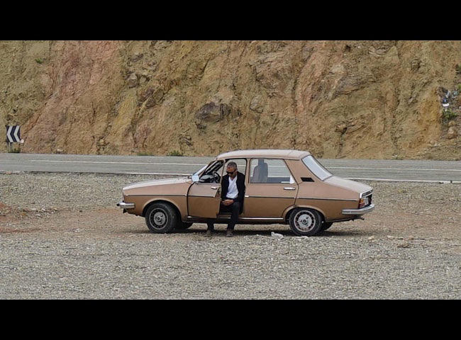 La mère et la Renault 12 effectuent leur voyage entre la France et le Maroc.