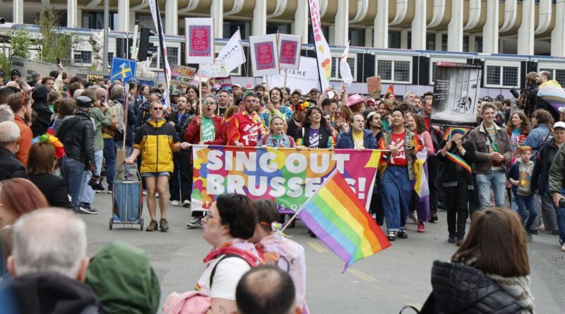 "La Pride ne se limite pas à la célébration : 30 ans de Brussels Pride avec des milliers de participants"