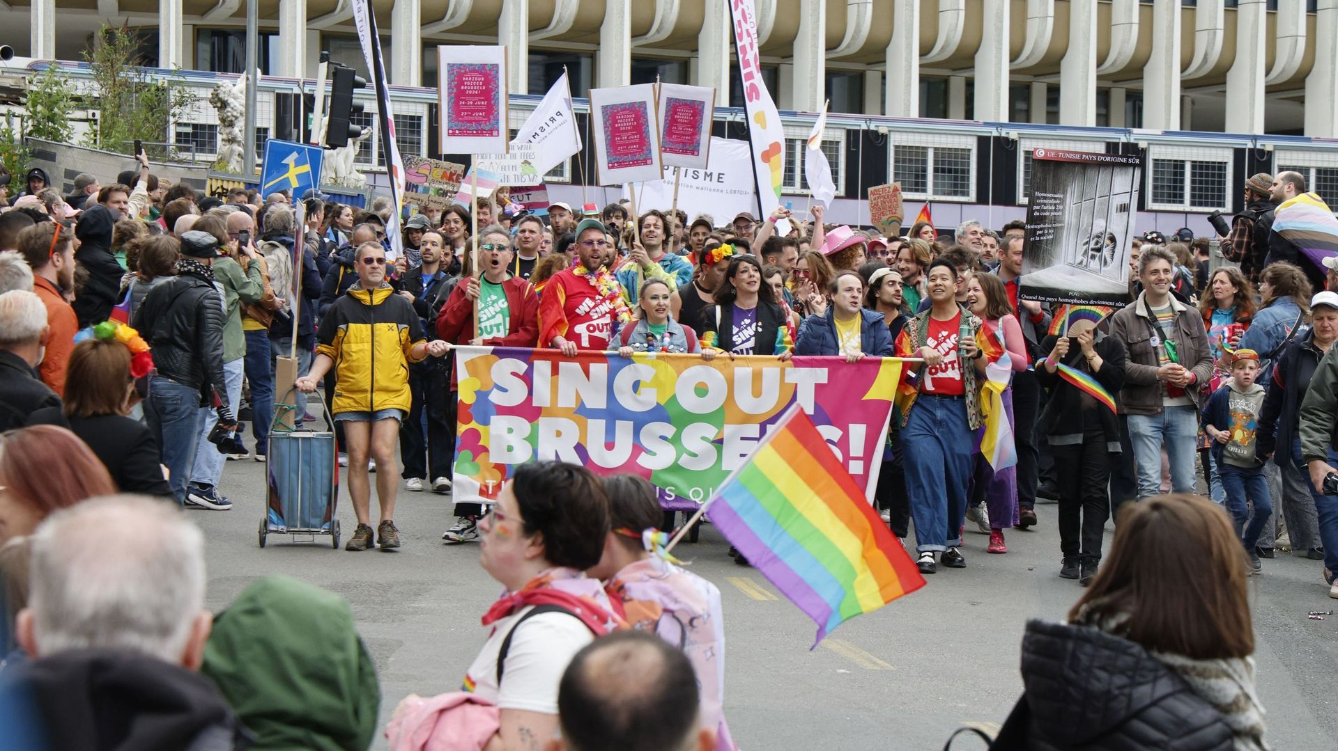 "La Pride ne se limite pas à la célébration : 30 ans de Brussels Pride avec des milliers de participants"