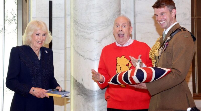 La reine Camilla fait don d'une peluche à New York.