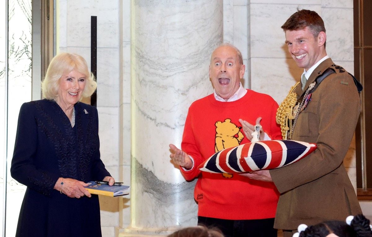 La reine Camilla fait don d'une peluche à New York.