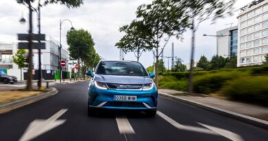 Le numéro 1 de la voiture électrique lance une compacte hybride en Europe.