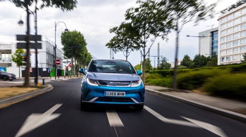 Le numéro 1 de la voiture électrique lance une compacte hybride en Europe.