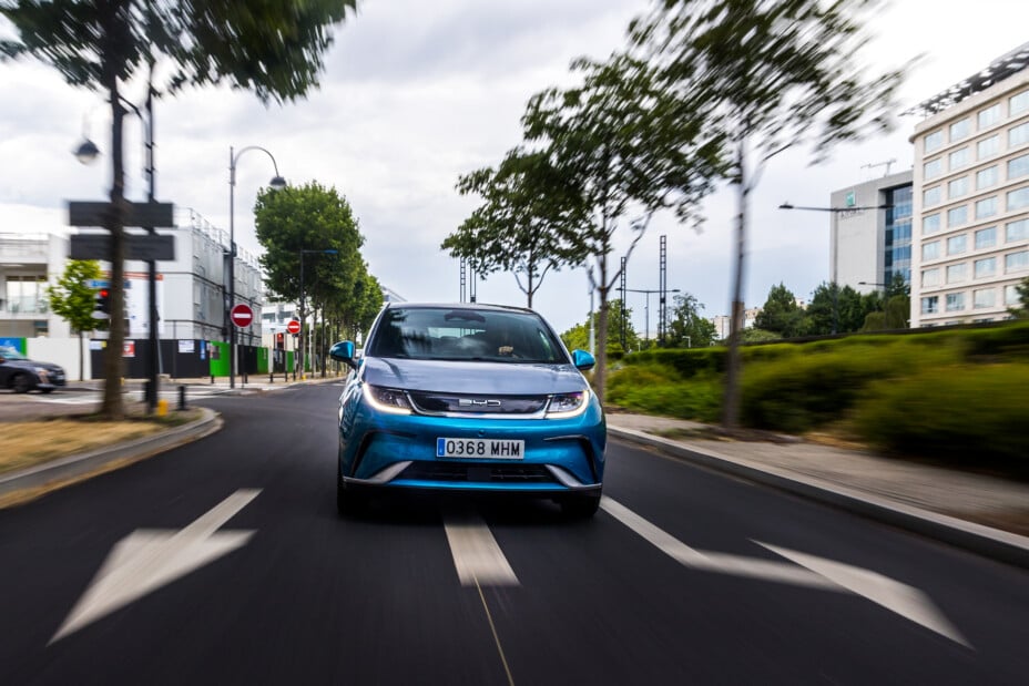 Le numéro 1 de la voiture électrique lance une compacte hybride en Europe.