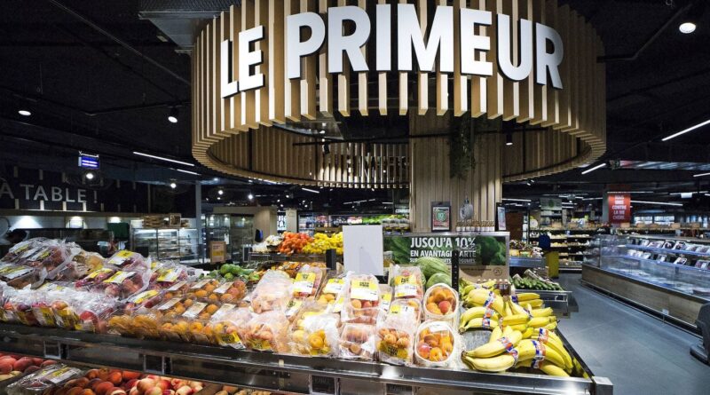Le plastique toujours « omniprésent » dans les grandes surfaces : bouteilles, fruits et légumes.
