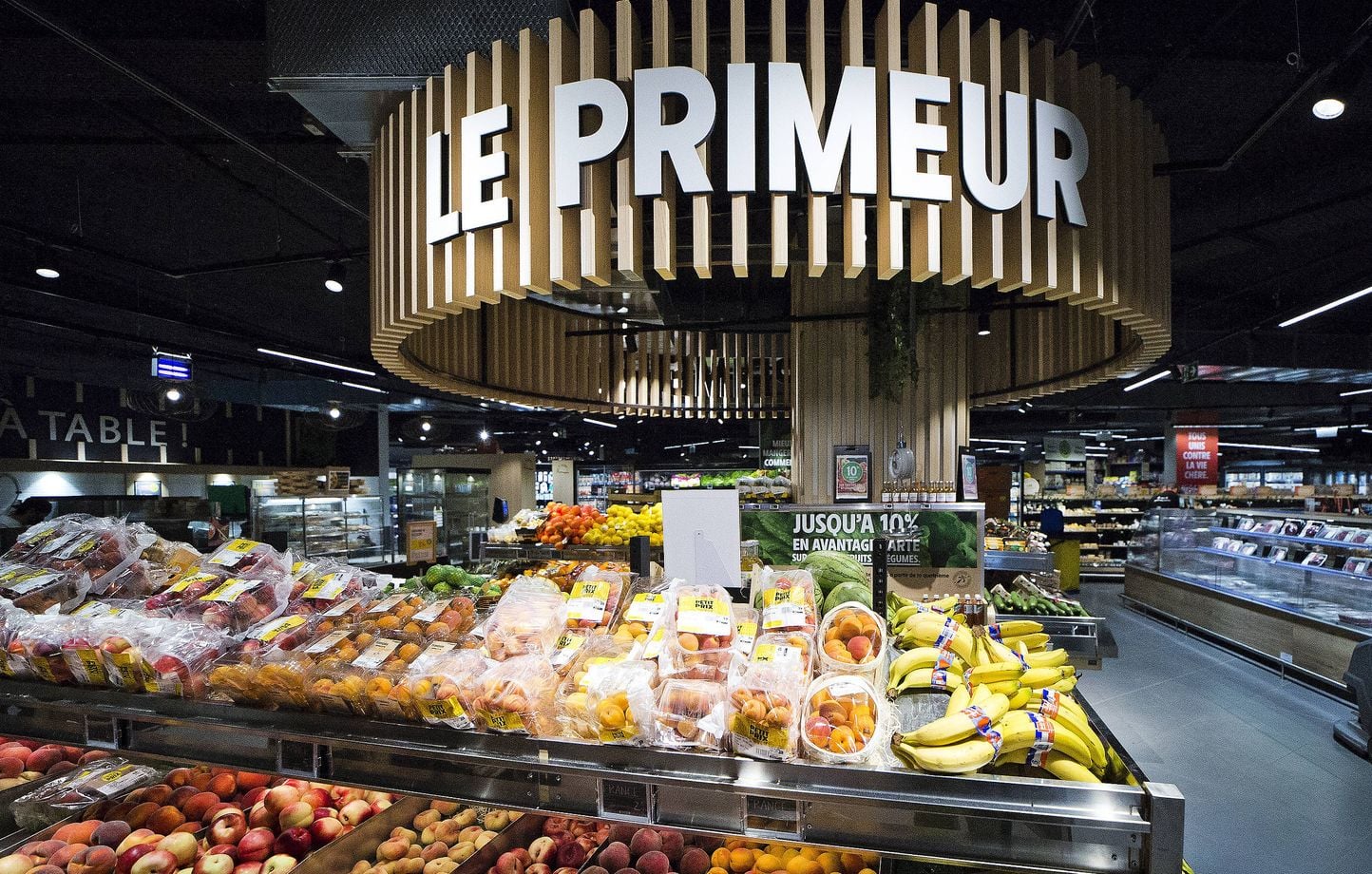 Le plastique toujours « omniprésent » dans les grandes surfaces : bouteilles, fruits et légumes.