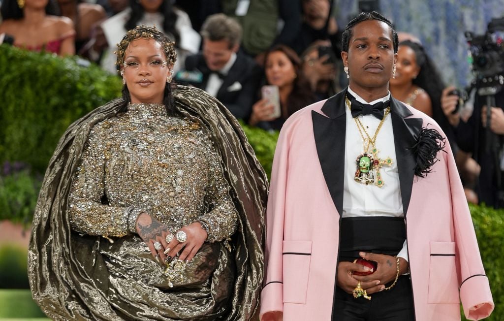 Le procès de la femme accusée d'avoir tiré sur la maison de Rihanna est suspendu.
