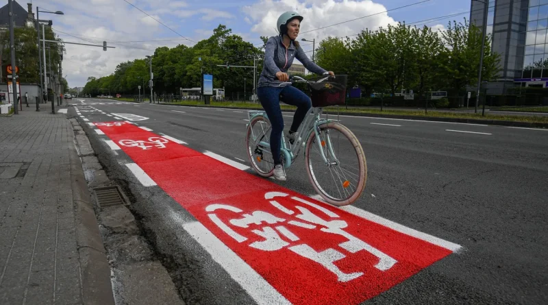 Les cyclistes doivent-ils ne pas rouler obligatoirement sur la piste cyclable ?