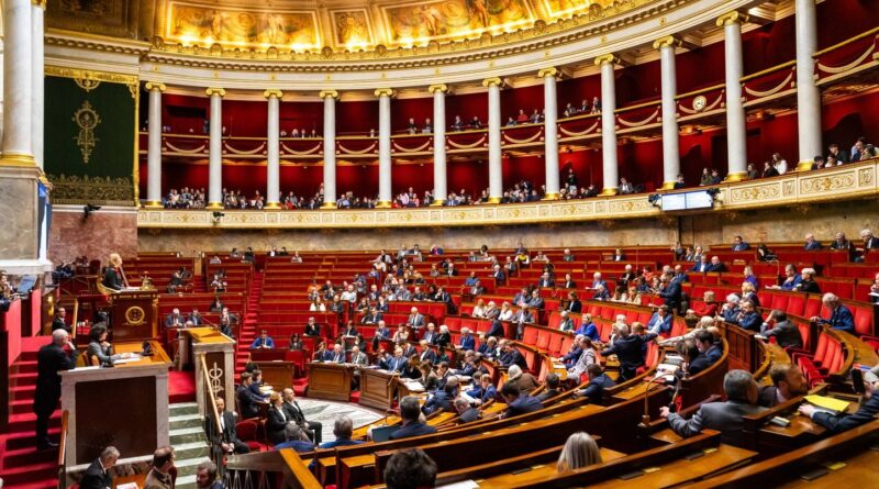 Les députés approuvent l'allongement de la rétention des étrangers dangereux.
