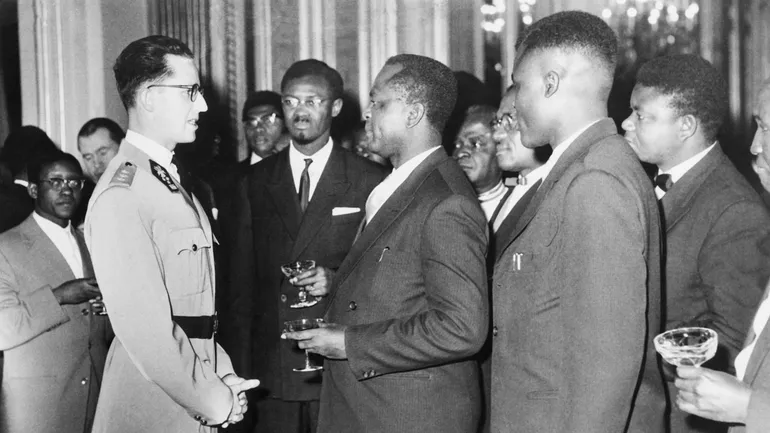 Le roi Baudouin discutant avec un groupe de Congolais, dont Patrice Lumumba, à Bruxelles, en 1960.