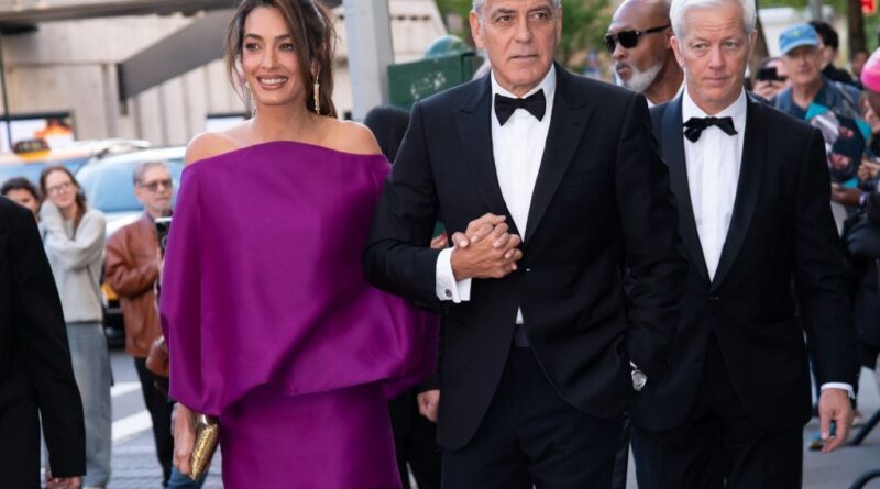 Les jumeaux de George Clooney imitent les actions de leur père.