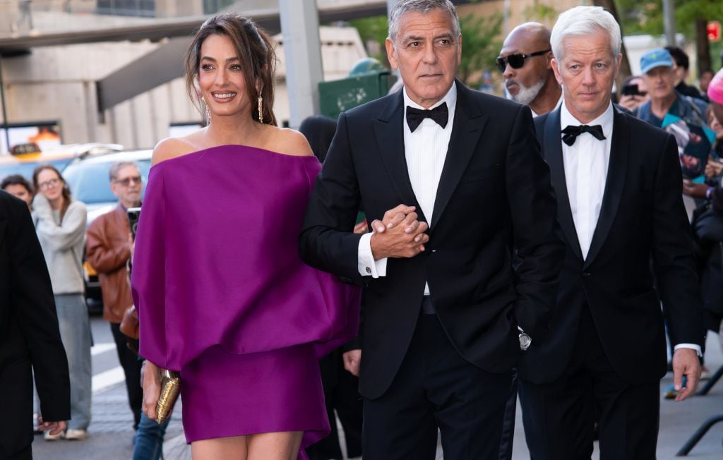 Les jumeaux de George Clooney imitent les actions de leur père.