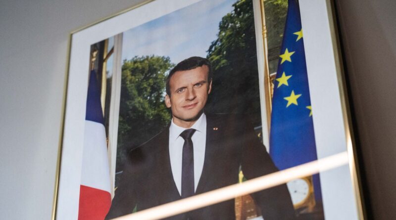 Les maires doivent-ils vraiment afficher le portrait du président ?