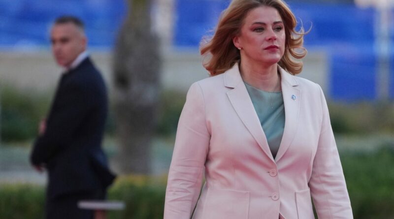 Lettonie : La Première ministre démissionne suite à une crise politique.
