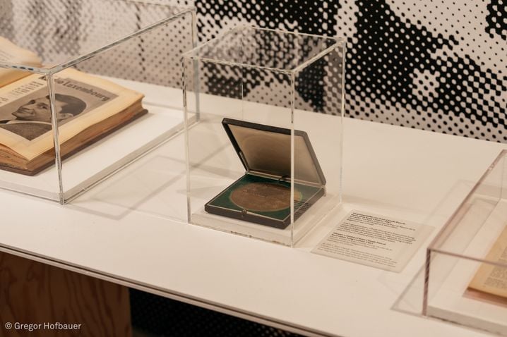 La médaille décernée au vainqueur de l'Eurovision 1961, Jean-Claude Pascal.
