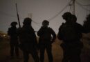 Liban : Un soldat israélien fume une statue de la Vierge Marie.